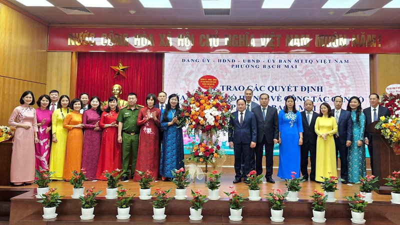 Công bố và trao các quyết định của thành phố Hà Nội về công tác nhân sự tại phường Bạch Mai