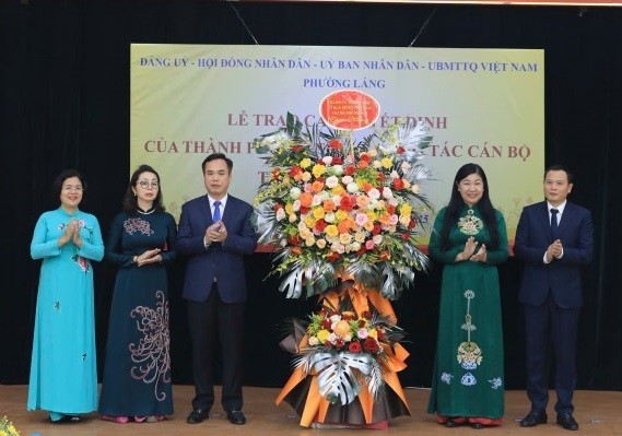 Công bố và trao các quyết định của TP Hà Nội về công tác cán bộ tại phường Láng