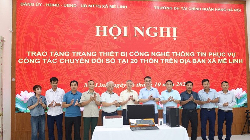 Xã Mê Linh trao tặng máy tính, máy in cho 20 thôn trên địa bàn