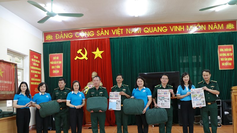 Võng màn Yên Tâm cùng  Hội Phụ nữ đến với xã biên giới tỉnh Nghệ An