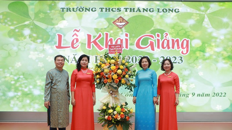 Chủ tịch Hội LHPN Hà Nội: Dự lễ khai giảng và trao quà cho học sinh mồ côi nhân dịp năm học mới