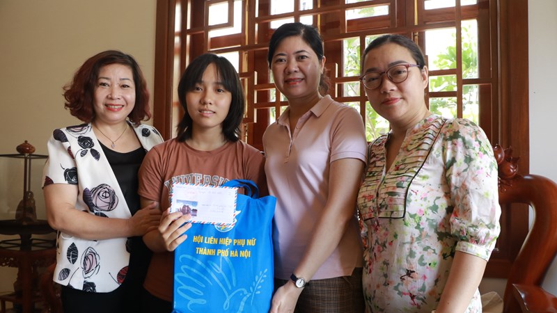Hội LHPN Hà Nội- Hiệp Hội nữ doanh nhân Hà Nội: Thăm, tặng quà các con đỡ đầu 
