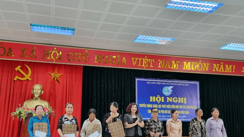 Hội LHPN Hà Nội: Tặng quà phụ nữ khó khăn