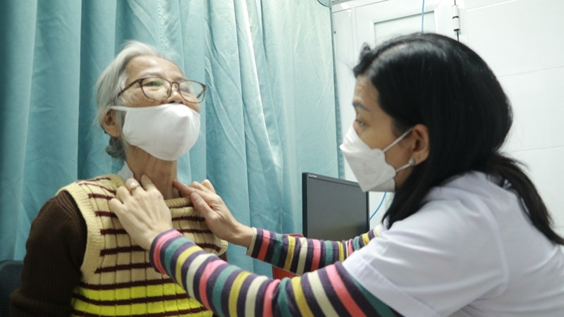 Khám sức khỏe miễn phí cho nữ lực lượng tham gia chiến dịch “Hà Nội-Điện Biên Phủ trên không”