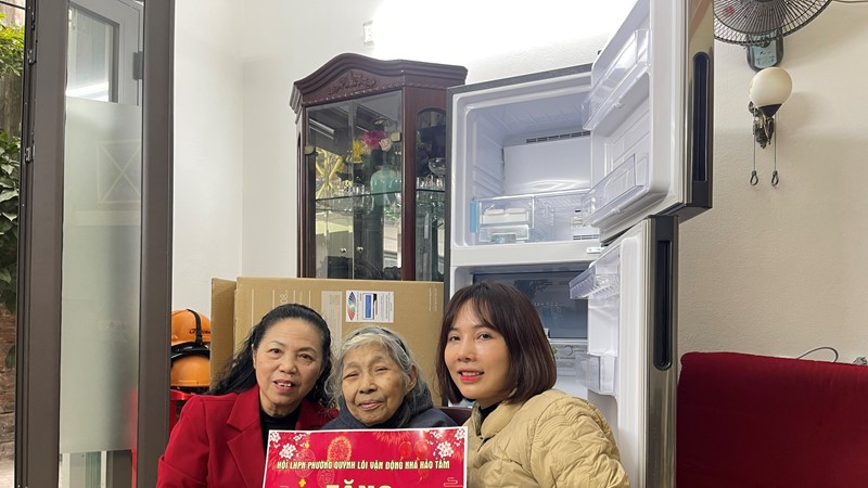 Những món quà Tết ý nghĩa tặng vợ liệt sĩ của Hội LHPN phường Quỳnh Lôi