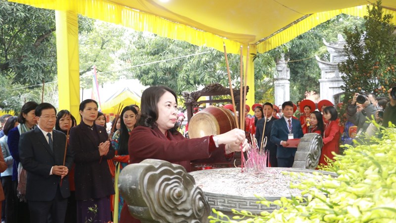 Quyền Chủ tịch nước Võ Thị Ánh Xuân dự Khai hội đền Hai Bà Trưng 
