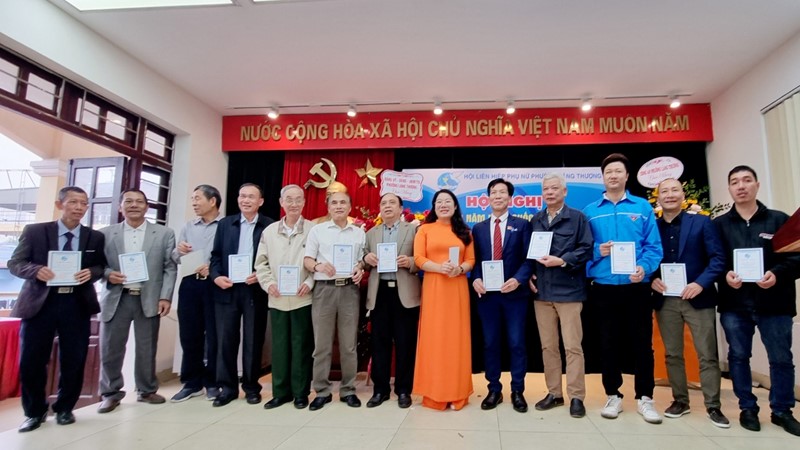 Hội LHPN quận Đống Đa: Kết nạp thêm 46  hội viên danh dự là nam giới