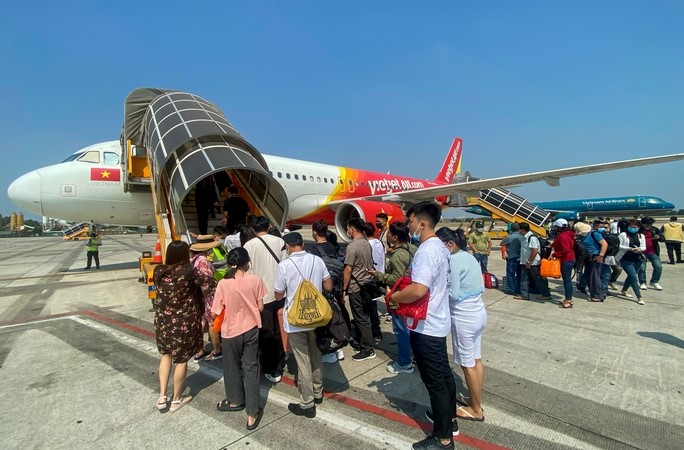 Giá vé máy bay cao cản trở phục hồi du lịch