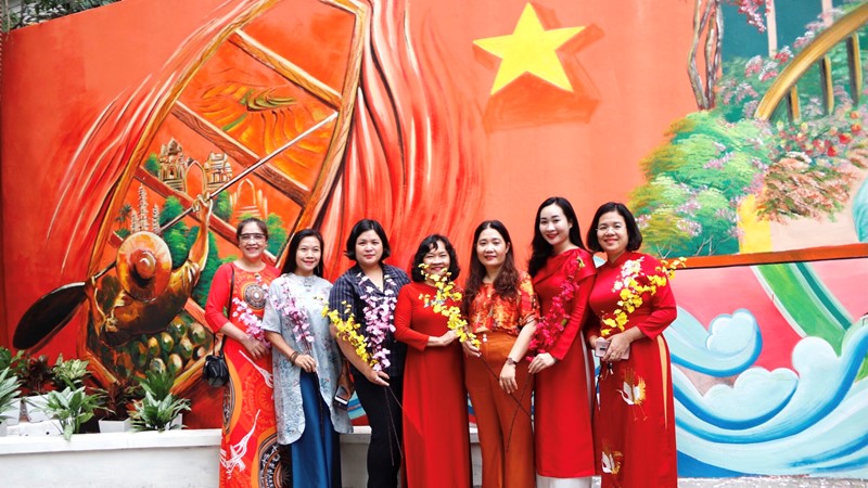 Hội LHPN phường Ô Chợ Dừa, quận Đống Đa: Gắn biển công trình tranh tường bích họa rộng 230m2