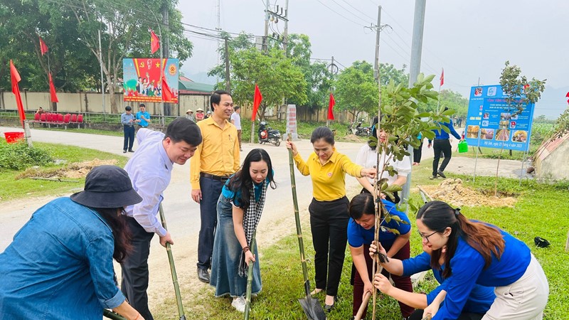 Tặng công trình đường hoa, tặng tủ sách cho học sinh dân tộc thiểu số ở Nghệ An