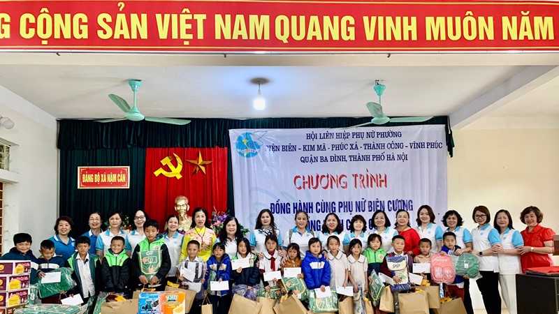 Thực hiện chương trình “Đồng hành cùng phụ nữ Biên cương” năm 2023 tại huyện Kỳ Sơn, tỉnh Nghệ An.