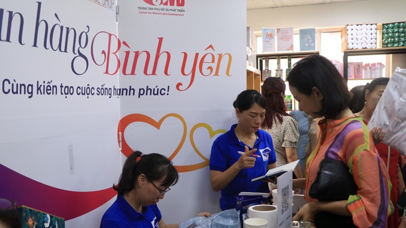 Khai trương “Gian hàng Bình yên”: Gây quỹ hỗ trợ nạn nhân bị bạo lực gia đình và mua bán người