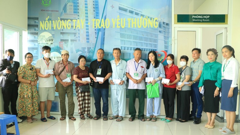 Thăm, hỗ trợ kinh phí cho 27 nạn nhân trong vụ cháy chung cư mini đang điều trị tại bệnh viện Bạch Mai