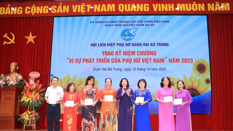 Cam kết nỗ lực đưa phong trào phụ nữ không ngừng phát triển 