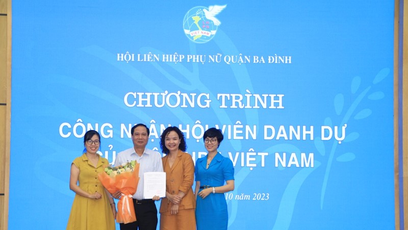 Đồng chí Phó Bí thư Thường trực Quận ủy, Chủ tịch HĐND quận Ba Đình trở thành hội viên danh dự Hội LHPN Quận