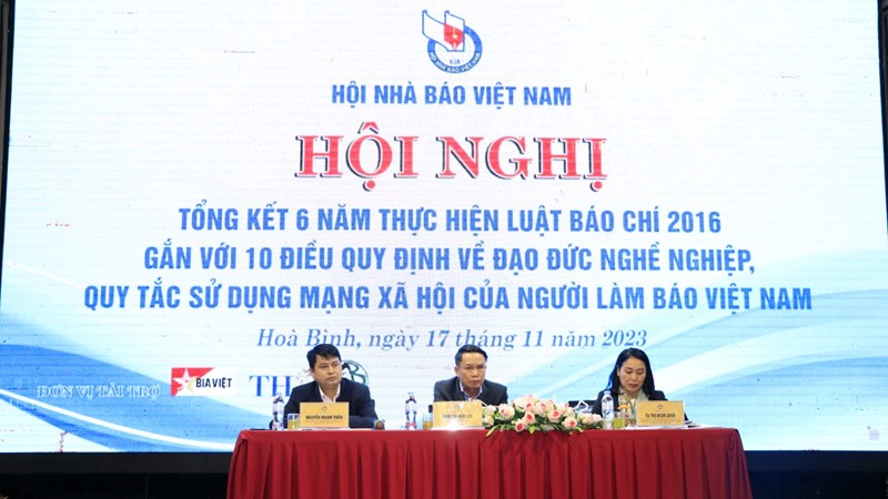 Mỗi khi cầm bút, hãy đặt câu hỏi viết thế nào để xứng đáng là “chiến sỹ trên mặt tư tưởng văn hóa của Đảng”