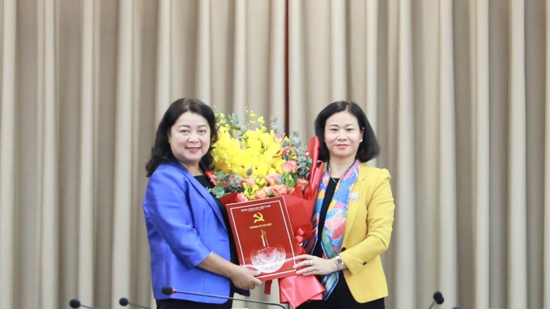 Phó Chủ tịch Thường trực Hội LHPN Hà Nội Nguyễn Thị Thu Thủy được giới thiệu để bầu giữ chức Phó Chủ tịch LĐLĐ Thành phố