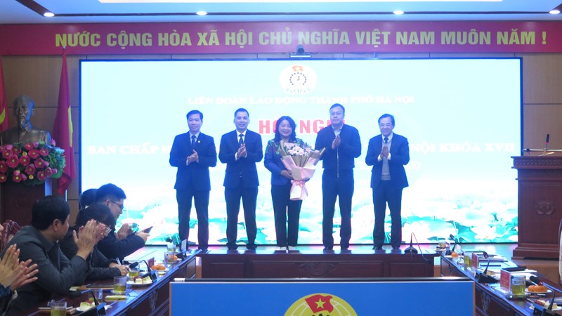 Nguyên Phó Chủ tịch Thường trực Hội LHPN Hà Nội Nguyễn Thị Thu Thủy được bầu giữ chức Phó Chủ tịch LĐLĐ thành phố Hà Nội