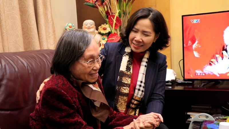 Hội LHPN Hà Nội: Thăm, chúc Tết các Mẹ Việt Nam anh hùng, cán bộ phụ nữ tham gia kháng chiến và tiếp quản Thủ đô 