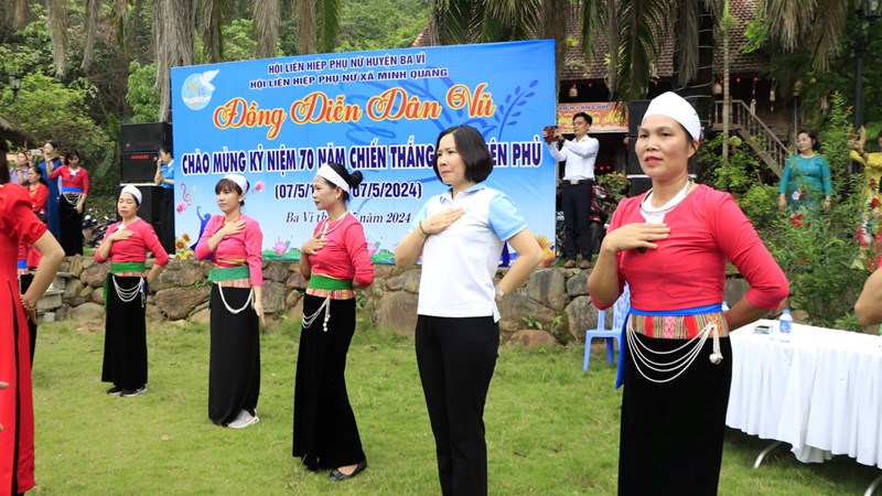 Chủ tịch Hội LHPN Hà Nội cùng hội viên phụ nữ huyện Ba Vì đồng diễn dân vũ chào mừng 70 năm chiến thắng Điện Biên Phủ