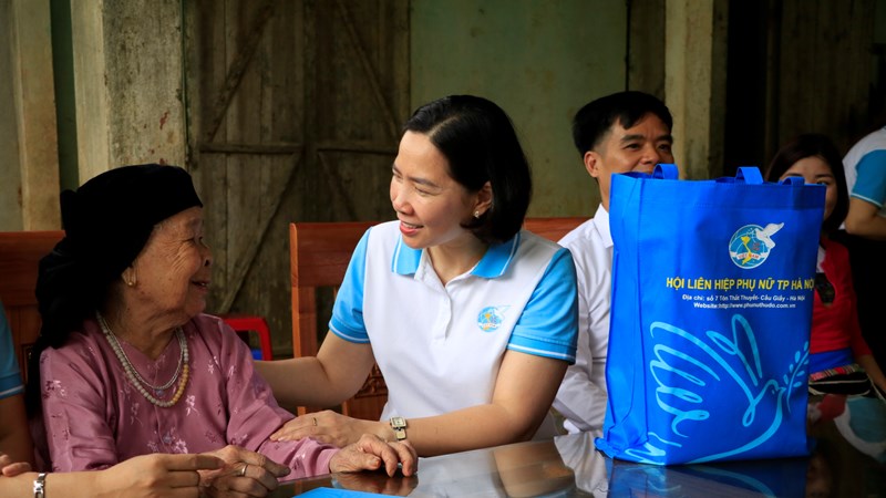 Hội LHPN Hà Nội thăm, tặng quà, tri ân người có công tham gia chiến dịch Điện Biên Phủ