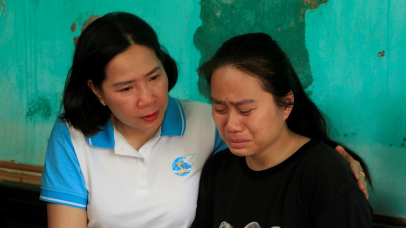 Hội LHPN Hà Nội: Thăm hỏi, chia sẻ với gia đình 3 cháu nhỏ tử vong do sập tường tại huyện Ba Vì