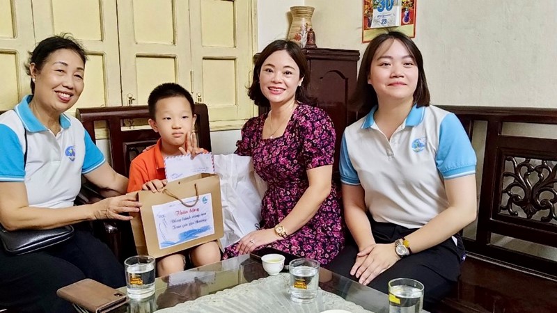 Phó Bí thư thường trực Đảng ủy phường nhận đỡ đầu con mồ côi qua kết nối của Hội Phụ nữ