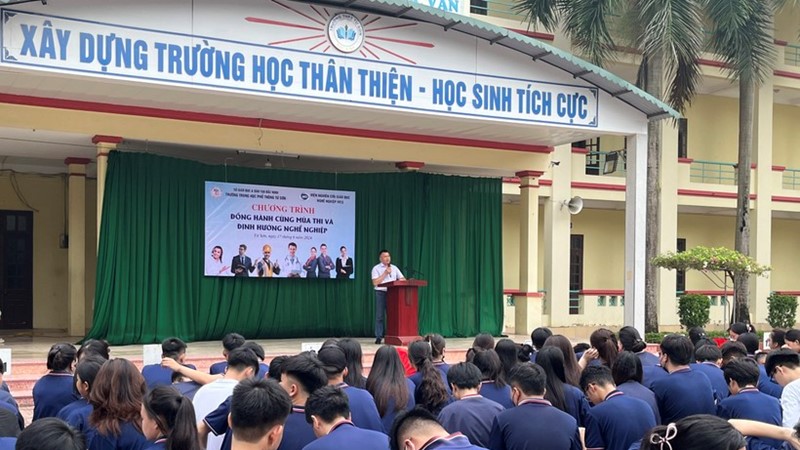 “Đồng hành cùng mùa thi” với gần 500 học sinh lớp 12