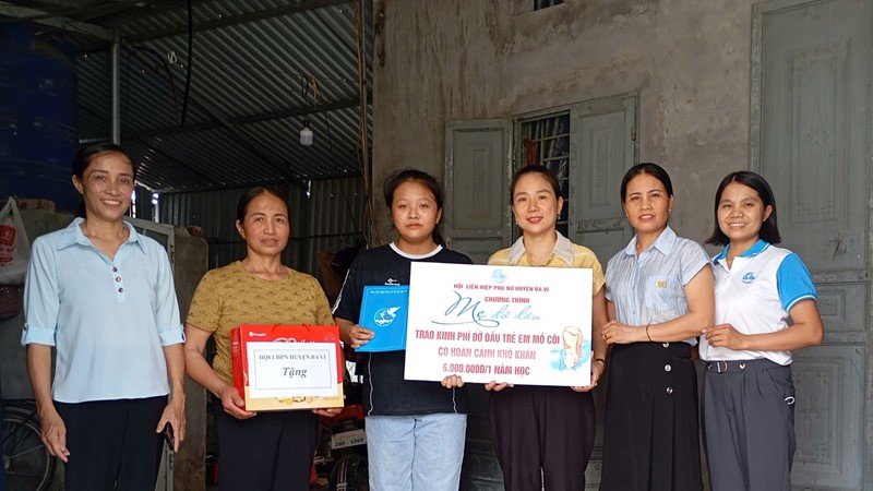 Hội LHPN huyện Ba Vì: Thăm, trao tiền hỗ trợ 4 con đỡ đầu nhân dịp năm học mới