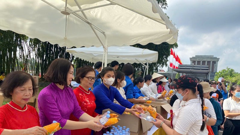 "Văn minh, thanh lịch, trọng khách" phụ nữ Ba Đình đón chào du khách về thăm Lăng Bác