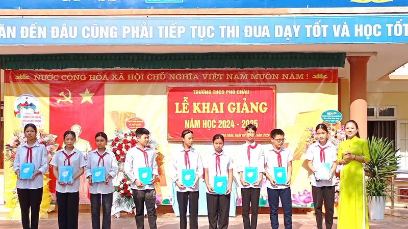  Hội LHPN huyện Ba Vì: Tặng 10 suất học bổng cho học sinh nghèo vượt khó học giỏi