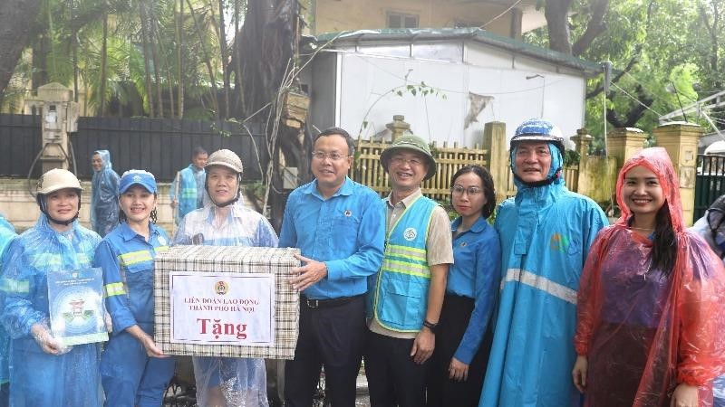 Lãnh đạo LĐLĐ Thành phố thăm hỏi, động viên công nhân làm nhiệm vụ khắc phục hậu quả bão số 3