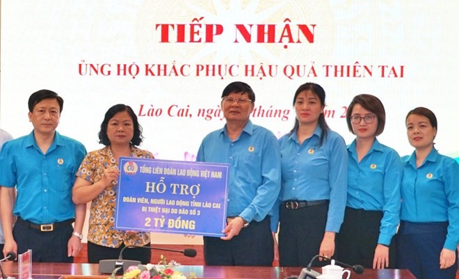 Tổng LĐLĐ Việt Nam trao 2 tỉ đồng hỗ trợ Lào Cai khắc phục thiệt hại do mưa lũ