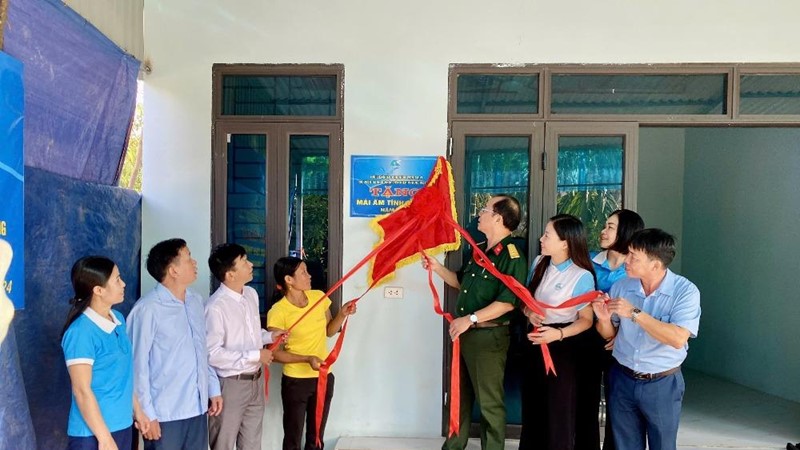 Hội LHPN huyện Ba Vì: Bàn giao “Mái ấm tình thương” cho 2 gia đình hội viên có hoàn cảnh khó khăn