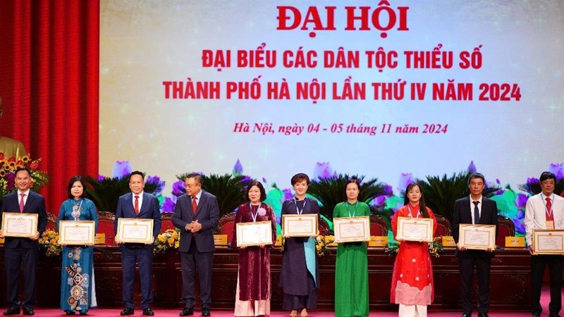 Hội LHPN Hà Nội: Nhận Bằng khen của UBND Thành phố vì có thành tích xuất sắc trong công tác dân tộc