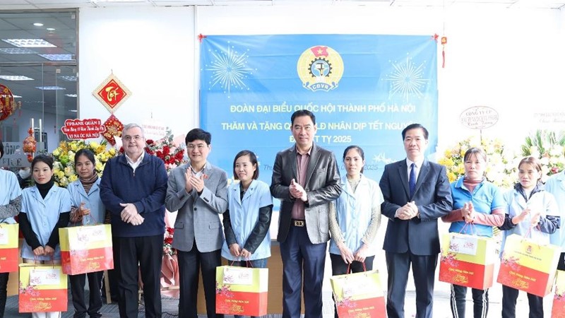 Người lao động khó khăn hạnh phúc khi được nhận quà Tết