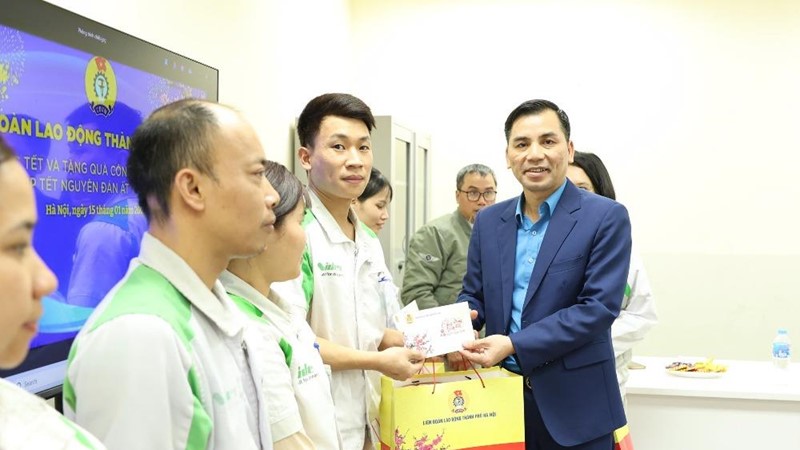 Tặng quà công nhân khó khăn huyện Thạch Thất