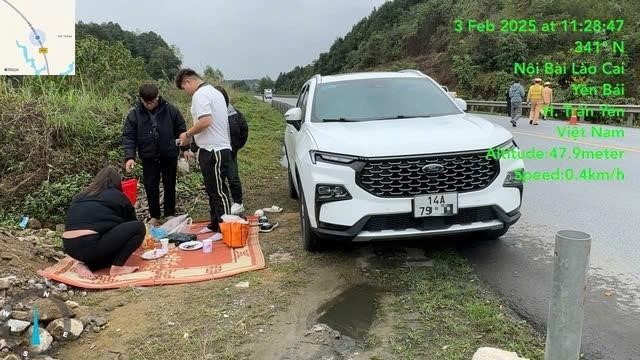 Phạt tài xế 13 triệu đồng vì dừng xe để cả nhà trải chiếu ăn cơm bên cao tốc