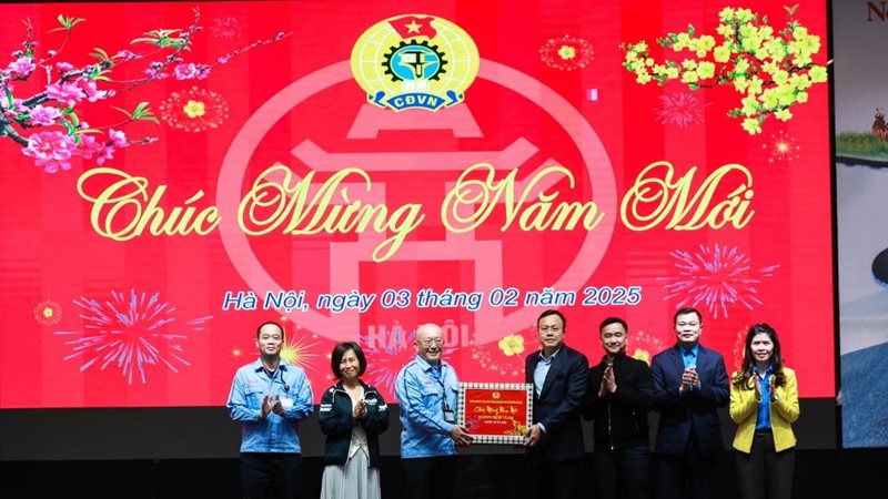 Lãnh đạo LĐLĐ thành phố động viên, mừng tuổi công nhân đi làm trở lại sau Tết