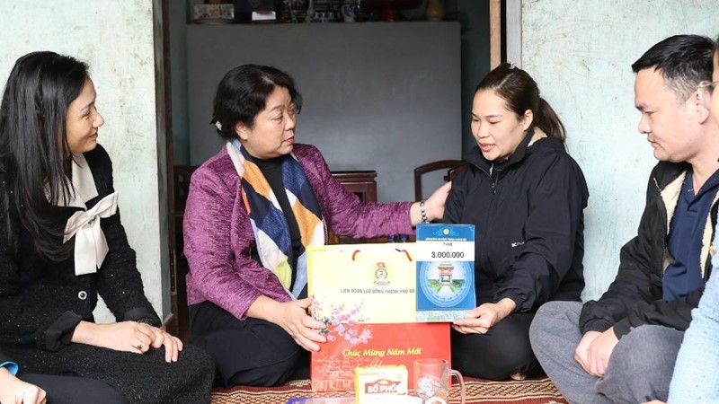 1.000 nữ đoàn viên khó khăn được thăm hỏi, hỗ trợ nhân dịp 8/3