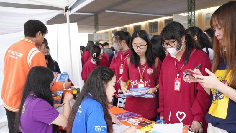 Hơn 2.000 học sinh Hà Nội được tư vấn tuyển sinh, hướng nghiệp trước mùa thi