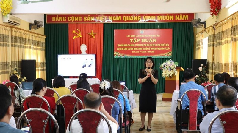 Tập huấn cho báo cáo viên, hưởng ứng phong trào “Bình dân học vụ số“
