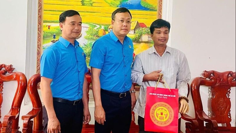 Chủ tịch LĐLĐ thành phố Hà Nội thăm, tặng quà công nhân bị tai nạn lao động