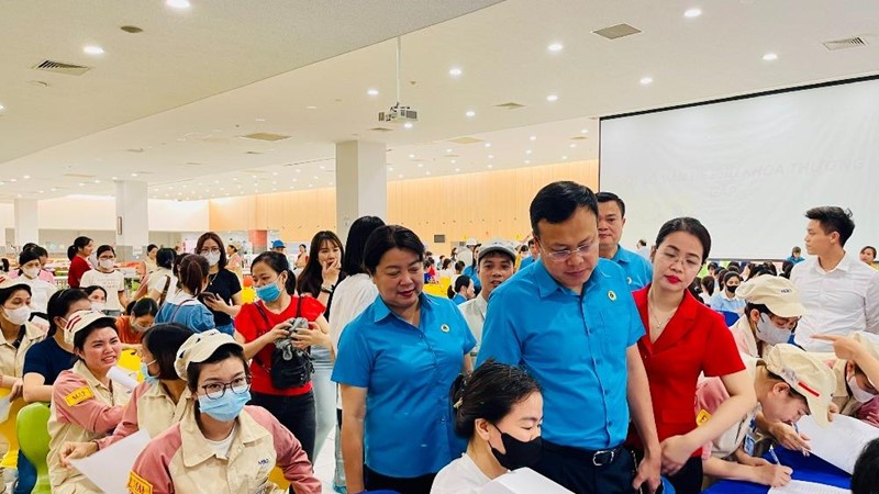 Chăm lo sức khỏe cho nữ công nhân lao động 