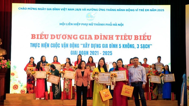 Trao tặng quà cho các gia đình Thủ đô tiêu biểu “5 không, 3 sạch”