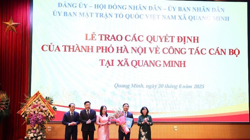 Bí thư Thành ủy Hà Nội trao các quyết định về công tác cán bộ tại xã Mê Linh và Quang Minh
