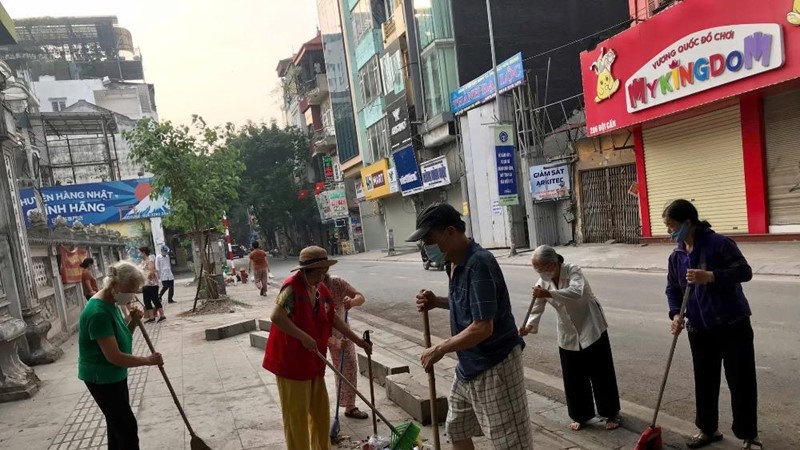 Hội LHPN phường Ngọc Hà ra quân hưởng ứng “Ngày cuối tuần Xanh”