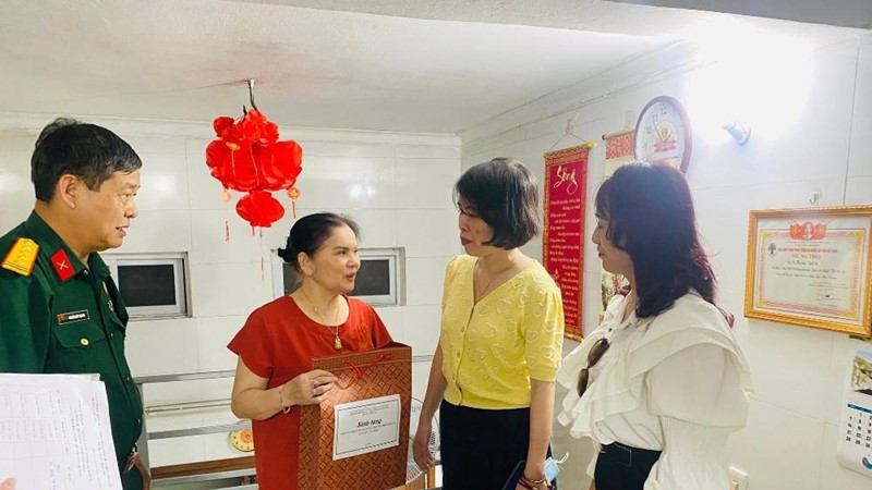 Phường Ngọc Hà: Thăm, tặng quà gia đình hội viên phụ nữ là gia đình chính sách