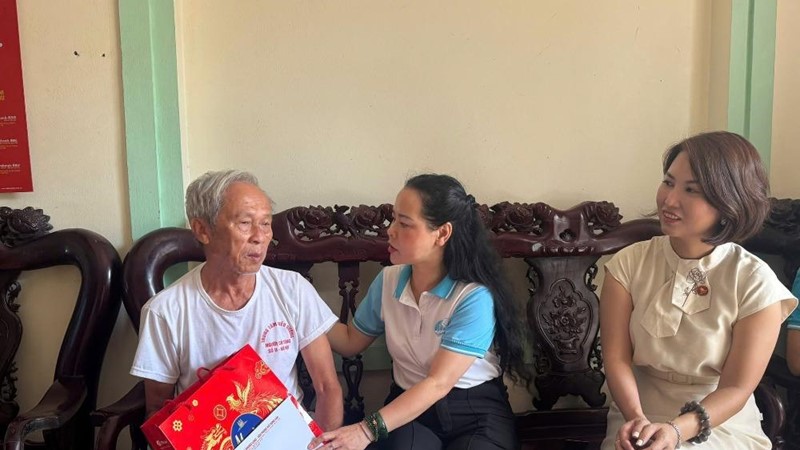 Hội LHPN xã Mê Linh: Thăm, tặng quà tri ân gia đình người có công với cách mạng 