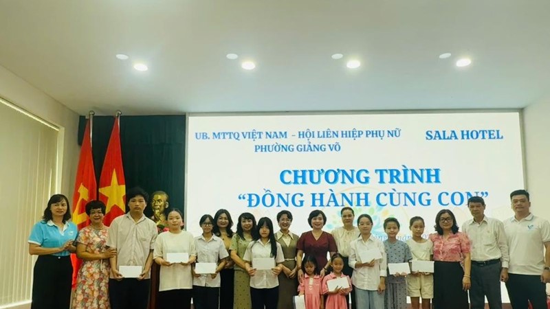 Lan tỏa yêu thương qua chương trình “Mẹ đỡ đầu” và “Đồng hành cùng con”